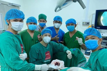 Tắm khoả thân, người đàn ông bị đỉa chui vào cậu nhỏ