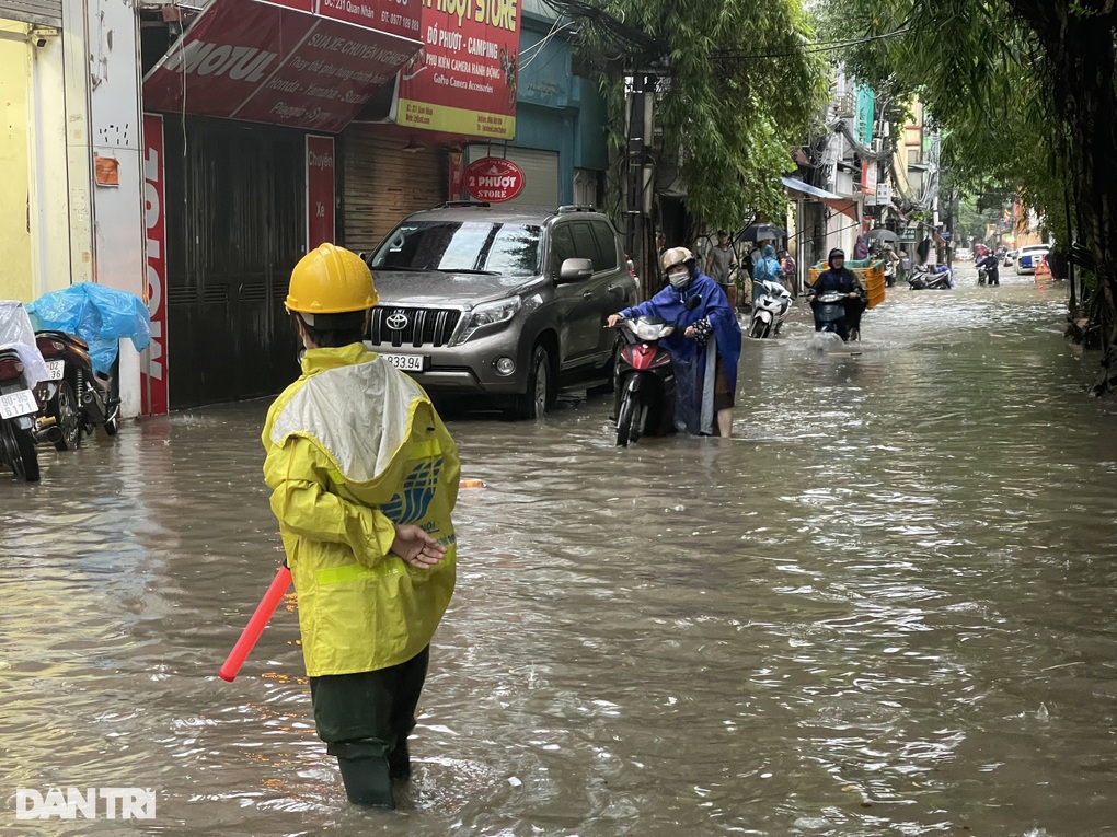 Đường phố Hà Nội thành sông sau trận mưa suốt đêm - 8 Đường phố Hà Nội thành sông sau trận mưa suốt đêm - 8