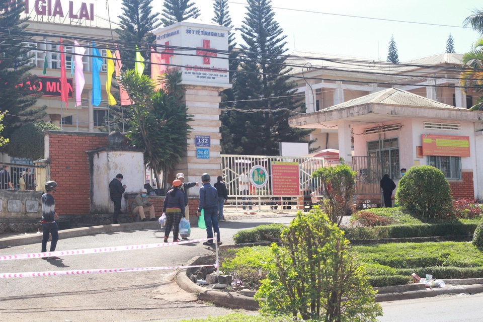 Bộ đội phòng hóa Quân đoàn 3 phun khử trùng tại 2 bệnh viện của Gia Lai - 12 Bộ đội phòng hóa Quân đoàn 3 phun khử trùng tại 2 bệnh viện của Gia Lai - 12