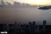 Khoảnh khắc ngắm bình minh tuyệt đẹp ở biển Nha Trang