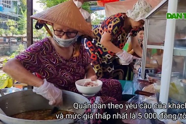 Quán bún giữa trung tâm Đà Nẵng, view đường tàu, giá 5.000 đồng/tô