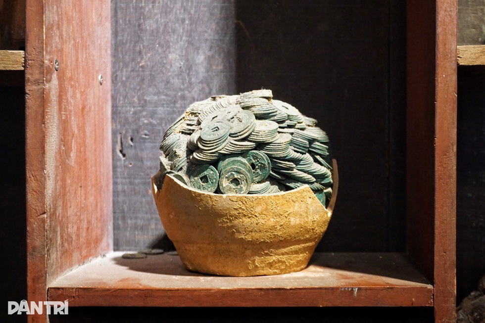 Quán cà phê TPHCM có 10.000 món đồ cổ: Tiền hóa thạch, xe thời vua Bảo Đại - 3