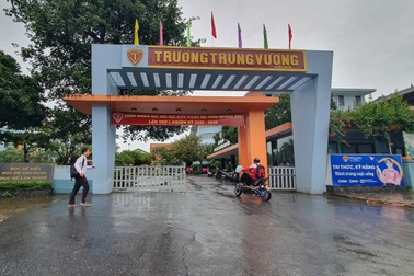 Tỉnh yêu cầu nghỉ tránh bão Bualoi, một trường vẫn mở cửa đón học sinh