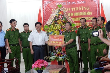 Thưởng “nóng” lực lượng phá án vụ chiếm đoạt Facebook của Việt kiều để lừa hơn 2 tỷ đồng