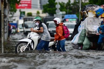 Người Sài Gòn gồng mình bì bõm khiêng xe qua "rốn ngập"