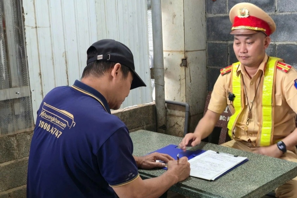 Tài xế điều khiển xe khách vượt ẩu suýt gây tai nạn trên quốc lộ - 2 Tài xế điều khiển xe khách vượt ẩu suýt gây tai nạn trên quốc lộ - 2