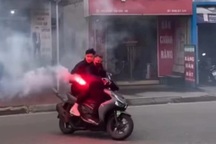 Xác minh nhóm thanh niên đi xe máy, đốt pháo sáng trên đường