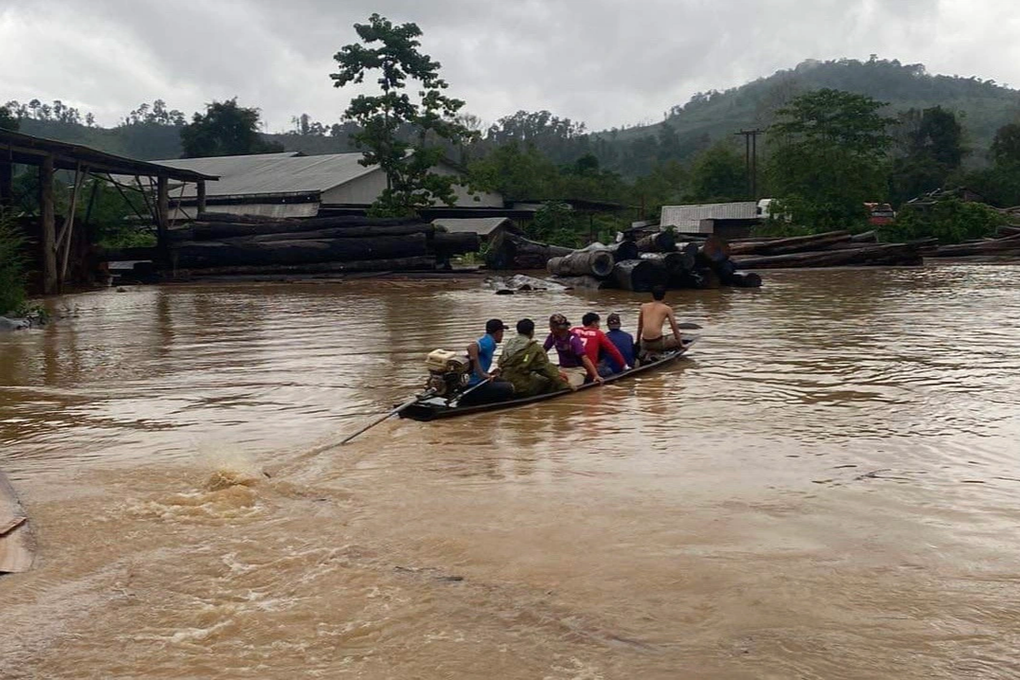 Vụ sạt lở ở Lào: Một tài xế người Việt tử vong, 6 người băng rừng về nước - 3 Vụ sạt lở ở Lào: Một tài xế người Việt tử vong, 6 người băng rừng về nước - 3