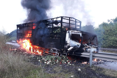 Ô tô tải bốc cháy ngùn ngụt trên cao tốc Nội Bài - Lào Cai