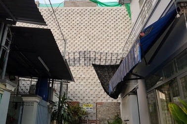 “Bức tường thành khủng” cao 20m trên núi khiến dân bất an