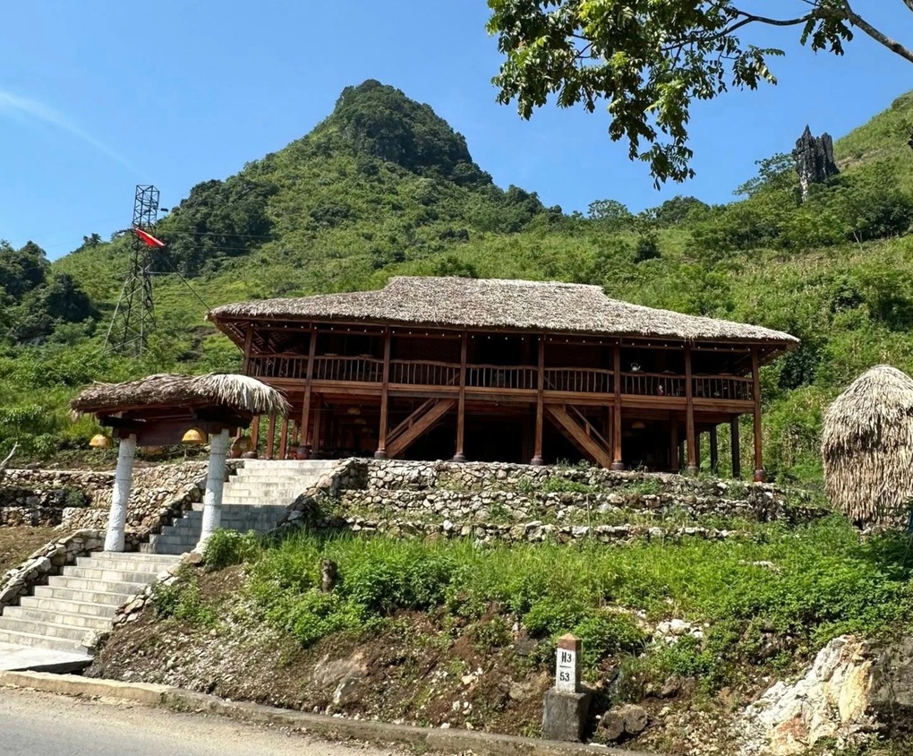 Chàng trai chi tiền tỷ làm nhà sàn 70 tấn, có thể xoay tròn ở Tuyên Quang - 1