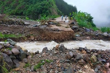 Sơn La: Mưa lớn "cắt đôi" tỉnh lộ khiến giao thông tê liệt