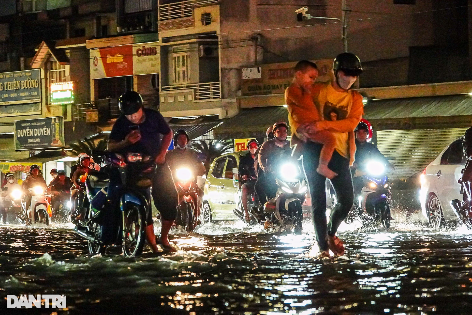 Dân vừa đón Tết vừa chạy ngập: Giờ mới thấy nước dâng vào đầu năm mới - 10