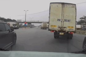 Ô tô tải quay đầu sai quy định, kéo toác đầu xe 7 chỗ