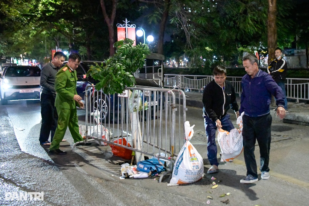 Nhân chứng kể khoảnh khắc cô gái suýt mất mạng bên hố sụt lún ở Hà Nội - 2