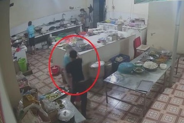 Nghi phạm tạt a xít vào nữ phụ bếp ở Hòa Bình ra đầu thú