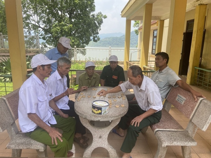 Các thương, bệnh binh chơi cờ dưới những tán cây xanh mát của Trung tâm.