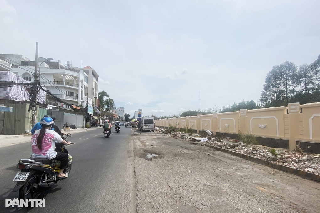 Đốn gần 100 cây xanh để mở rộng đường vào sân bay Tân Sơn Nhất - 2 Đốn gần 100 cây xanh để mở rộng đường vào sân bay Tân Sơn Nhất - 2