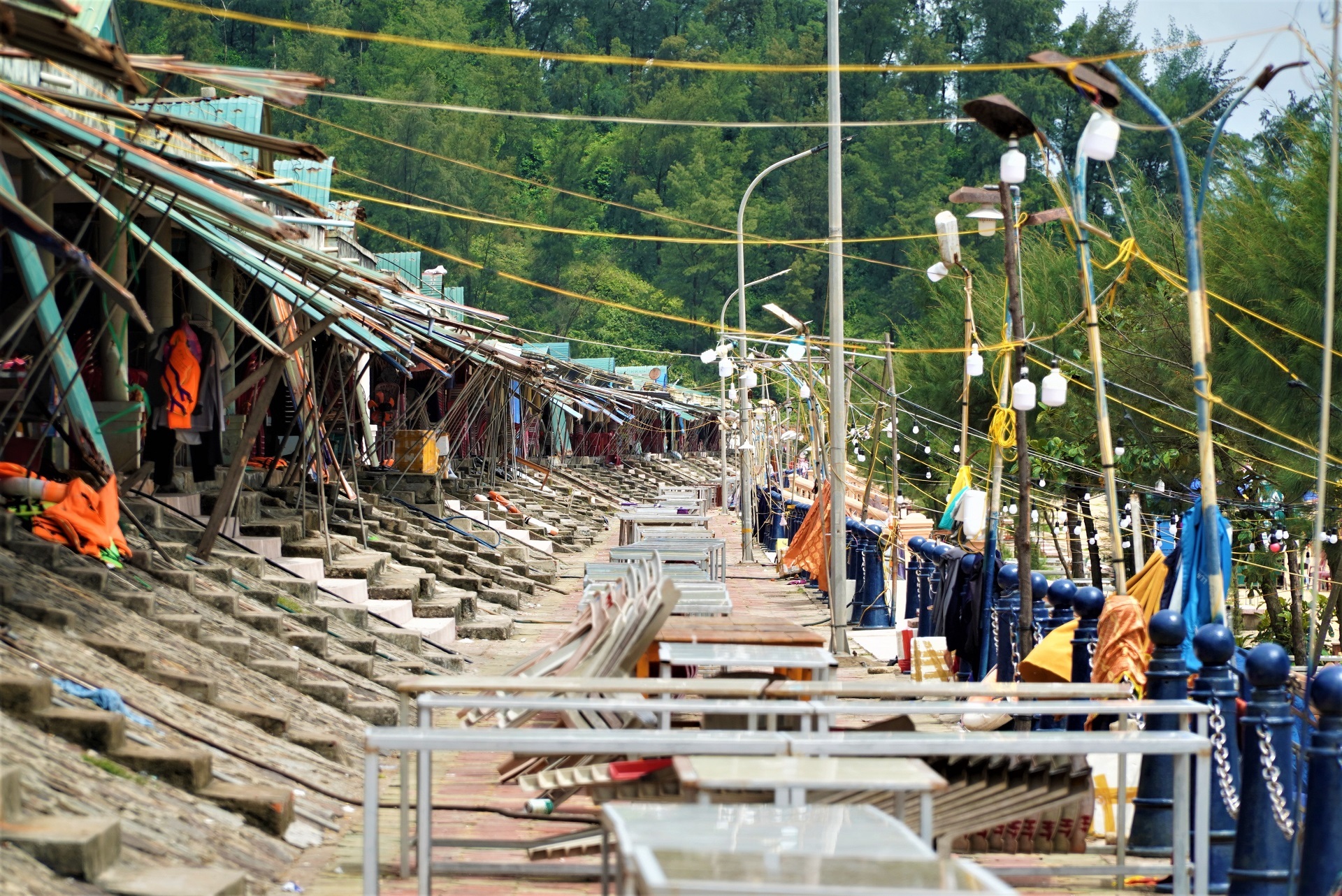 Khi nào dời nghĩa trang, ki ốt chắn Thiên Cầm - biển đẹp bậc nhất Hà Tĩnh? - 2 Khi nào dời nghĩa trang, ki ốt chắn Thiên Cầm - biển đẹp bậc nhất Hà Tĩnh? - 2