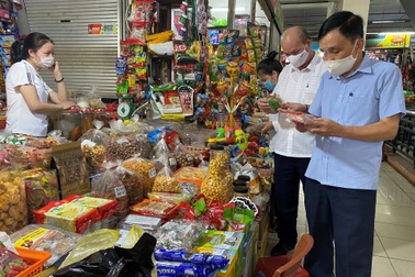 Kiểm nghiệm 383 mẫu thực phẩm ở các chợ biên giới