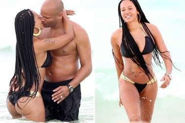 Mel B hạnh phúc "khóa môi" chồng say đắm 