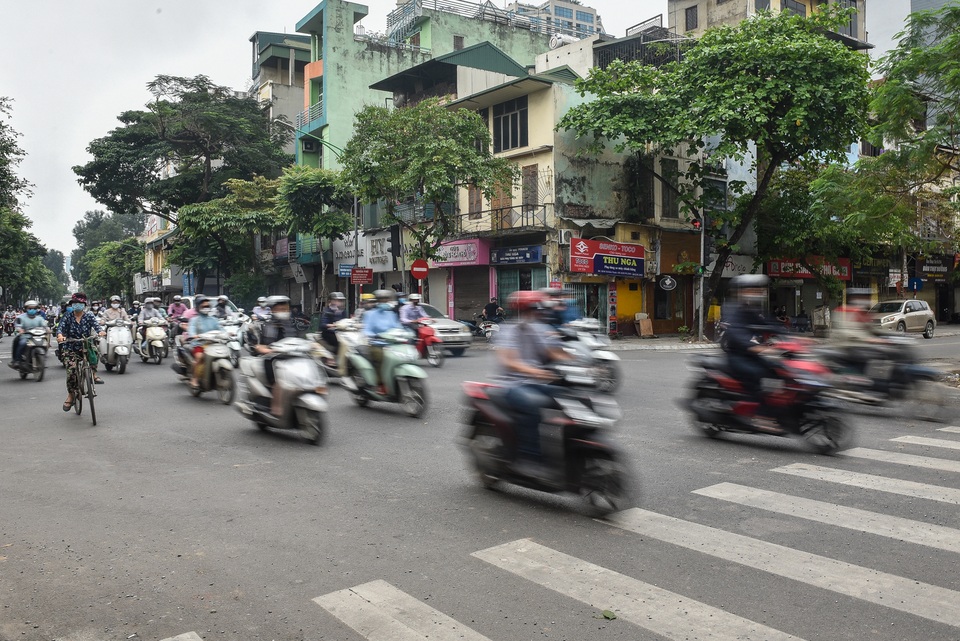 Phố phường Hà Nội đông đúc, nhiều hàng quán rậm rịch mở lại - 4 Phố phường Hà Nội đông đúc, nhiều hàng quán rậm rịch mở lại - 4