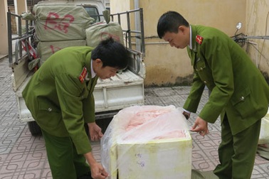 Thêm 500kg nội tạng, mỡ lợn bốc mùi hôi thối bị bắt giữ ở Thủ đô