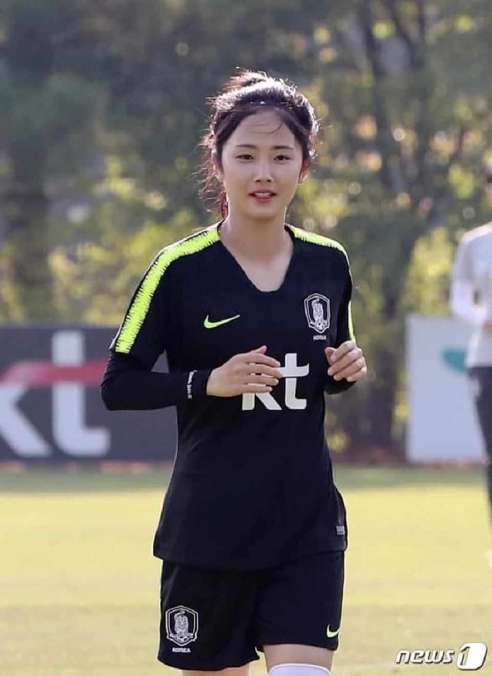 Nữ cầu thủ người Hàn Quốc sở hữu gương mặt trẻ thơ gây “sốt” mạng - 3 Nữ cầu thủ người Hàn Quốc sở hữu gương mặt trẻ thơ gây “sốt” mạng - 3