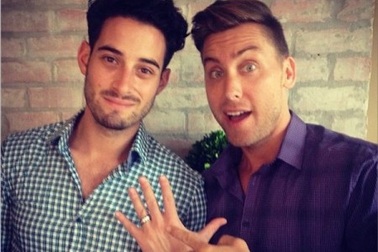 Thành viên nhóm nhạc N’Sync cầu hôn bạn trai