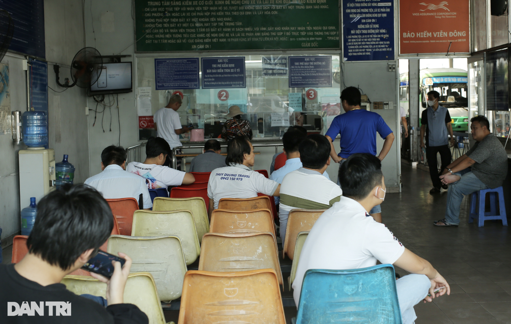 Tài xế ở TPHCM phản ứng khi trung tâm đăng kiểm không nhận chuyển khoản - 2 Tài xế ở TPHCM phản ứng khi trung tâm đăng kiểm không nhận chuyển khoản - 2