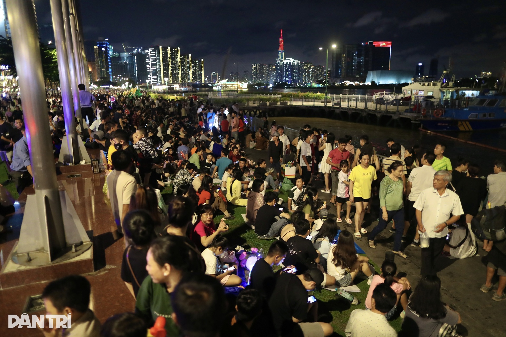 Biển người đổ về trung tâm TPHCM xem pháo hoa - 6 Biển người đổ về trung tâm TPHCM xem pháo hoa - 6