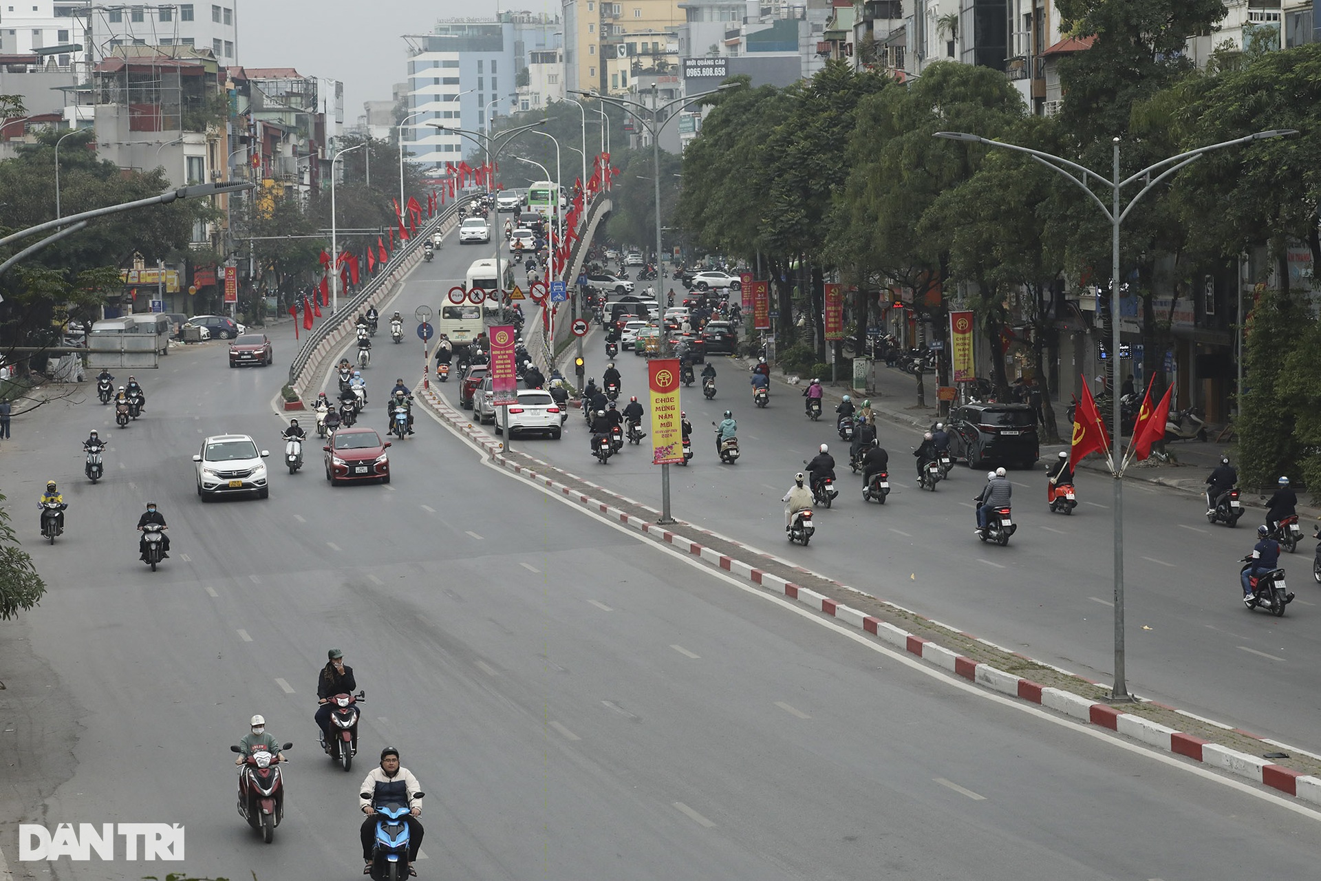 Ngày đi làm đầu năm, đường phố Hà Nội nơi thông thoáng, chỗ nhích từng mét - 12 Ngày đi làm đầu năm, đường phố Hà Nội nơi thông thoáng, chỗ nhích từng mét - 12