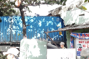 Xe đầu kéo đâm sập 2 nhà dân, tài xế tử vong trong cabin