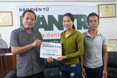 Trao thêm hơn 12 triệu đồng đến goá phụ một mình nuôi hai con