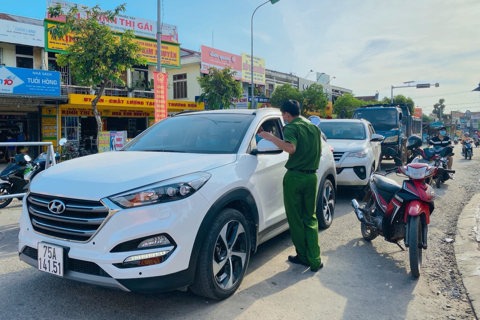 Ngày đầu dỡ lệnh nội bất xuất, ngoại bất nhập ở xã Phong Hiền - 5 Ngày đầu dỡ lệnh nội bất xuất, ngoại bất nhập ở xã Phong Hiền - 5