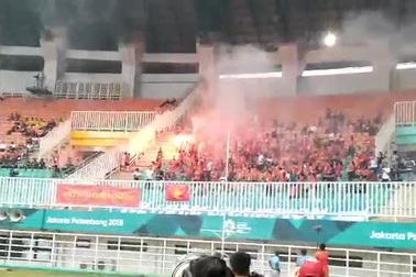 Cổ động viên Việt Nam đốt pháo sáng trên sân Pakansari