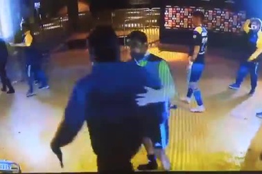 Cầu thủ Boca Juniors nổi điên tấn công trọng tài và cảnh sát