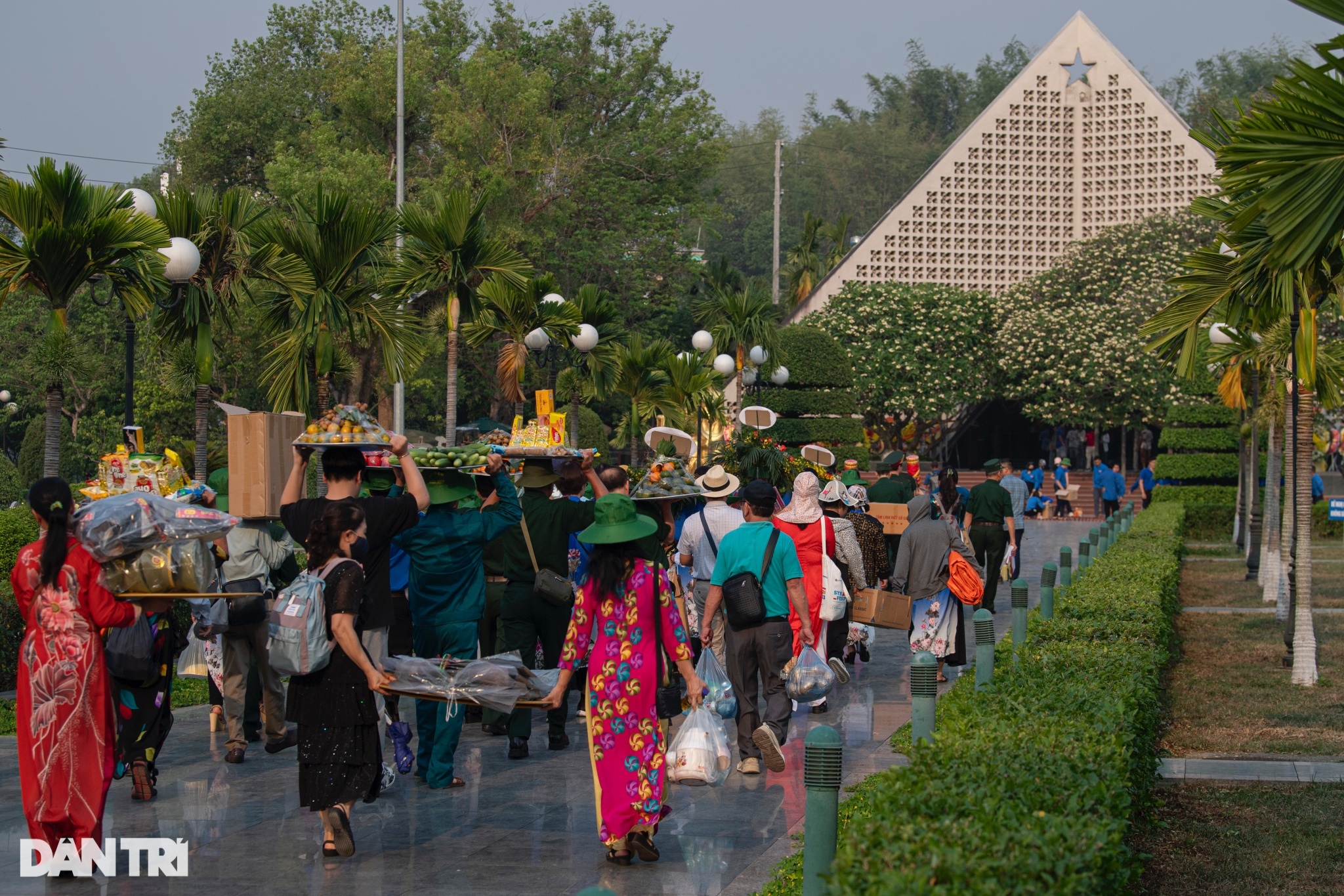 View - Chiến sĩ Điện Biên trăm tuổi viếng đồng đội ở Nghĩa trang liệt sĩ Đồi A1 | Báo Dân trí