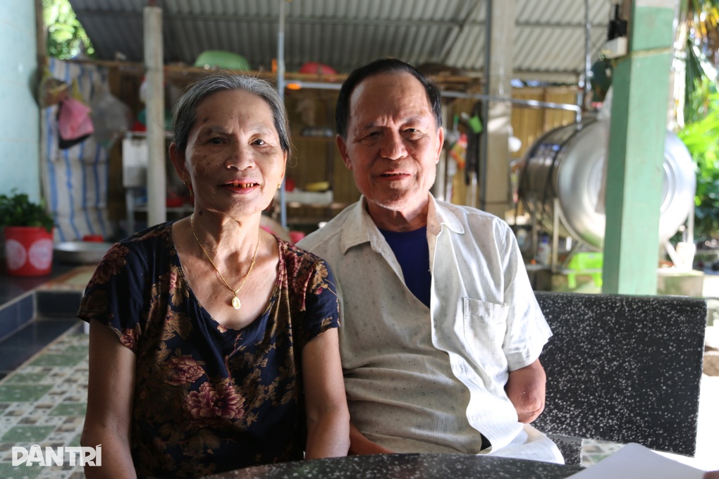 Vợ chồng thương binh nhặt khoai, mót sắn nuôi 8 con thành nhà giáo - 1 Vợ chồng thương binh nhặt khoai, mót sắn nuôi 8 con thành nhà giáo - 1