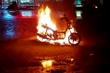 Xe máy bốc cháy dữ dội, đôi vợ chồng bỏ chạy thoát thân