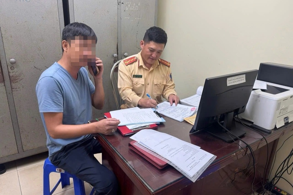 Phạt lái xe cứu hộ đi qua dải phân cách trong ngày Hà Nội mưa ngập - 2 Phạt lái xe cứu hộ đi qua dải phân cách trong ngày Hà Nội mưa ngập - 2