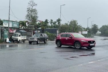 Ngày đầu cấm ô tô qua cầu huyết mạch trên quốc lộ 1, xe ùn ùn quay đầu