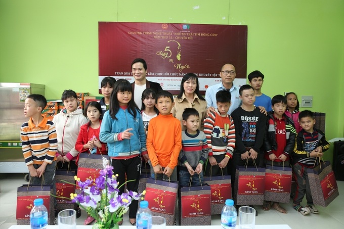 Ban Tổ chức Chương trình “Những trái tim đồng cảm” lần thứ 10 tặng quà cho các cháu ở Trung tâm Phục hồi chức năng người khuyết tật Thuỵ An, huyện Ba Vì, Hà Nội năm 2018. Ảnh: Hà Trung.