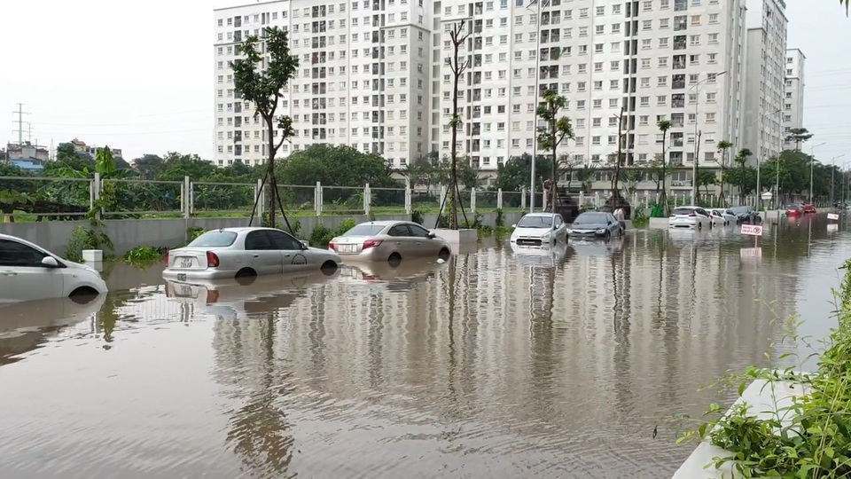 Hà Nội: Hàng loạt ô tô chìm trong dòng nước sau cơn mưa lớn - 1 Hà Nội: Hàng loạt ô tô chìm trong dòng nước sau cơn mưa lớn - 1