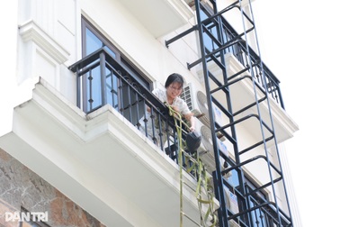 "Nội bất xuất, ngoại bất nhập" vì ngập, người Hà Nội thả thang kéo đồ ăn