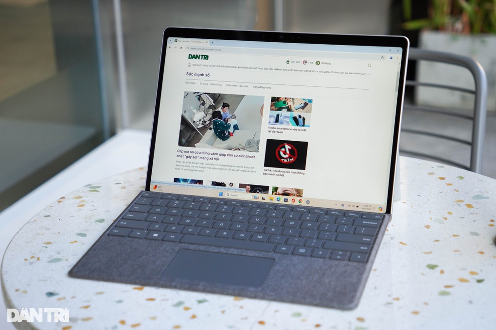 Cận cảnh máy tính AI đầu tiên của Microsoft, tích hợp phím Copilot - 1 Cận cảnh máy tính AI đầu tiên của Microsoft, tích hợp phím Copilot - 1