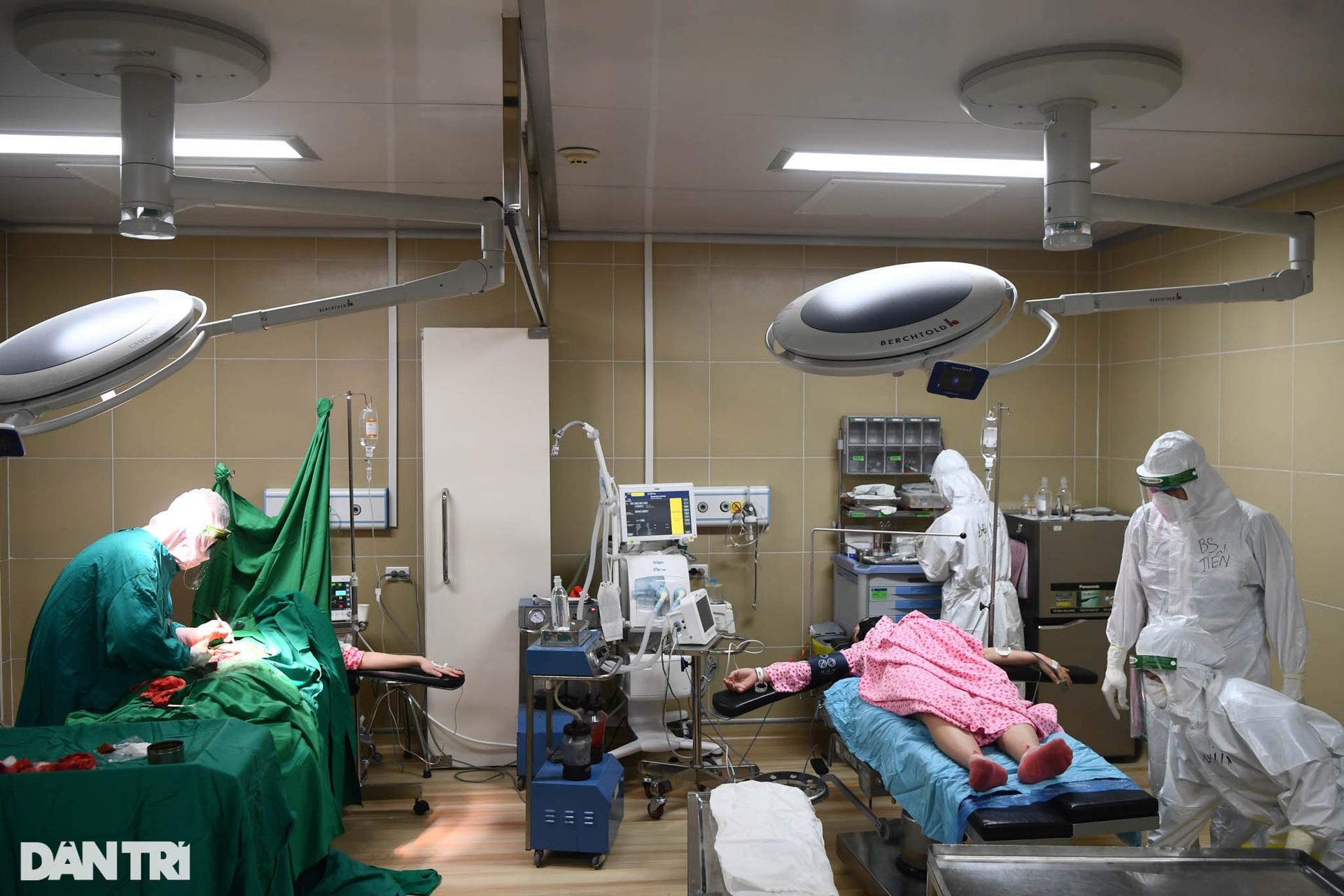 Khoảnh khắc sự sống nảy mầm giữa khu điều trị sản phụ F0 ở Hà Nội - 11 Khoảnh khắc sự sống nảy mầm giữa khu điều trị sản phụ F0 ở Hà Nội - 11