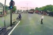 Nổi bật tuần qua: Tài xế dắt người khiếm thị qua đường gây xúc động