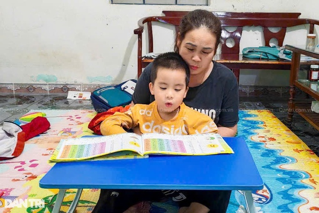Vợ chồng khiếm thị mong bạn đọc giúp đỡ bé gái sinh non - 4 Vợ chồng khiếm thị mong bạn đọc giúp đỡ bé gái sinh non - 4