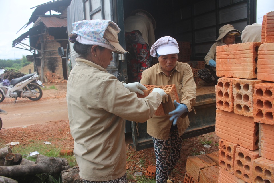 Kon Tum: Nhọc nhằn phận đời nữ phu gạch - 4 Kon Tum: Nhọc nhằn phận đời nữ phu gạch - 4